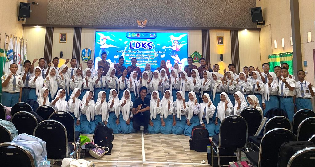 Para Peserta LDKS 2025 Berfoto Bersama Guru Pendamping
