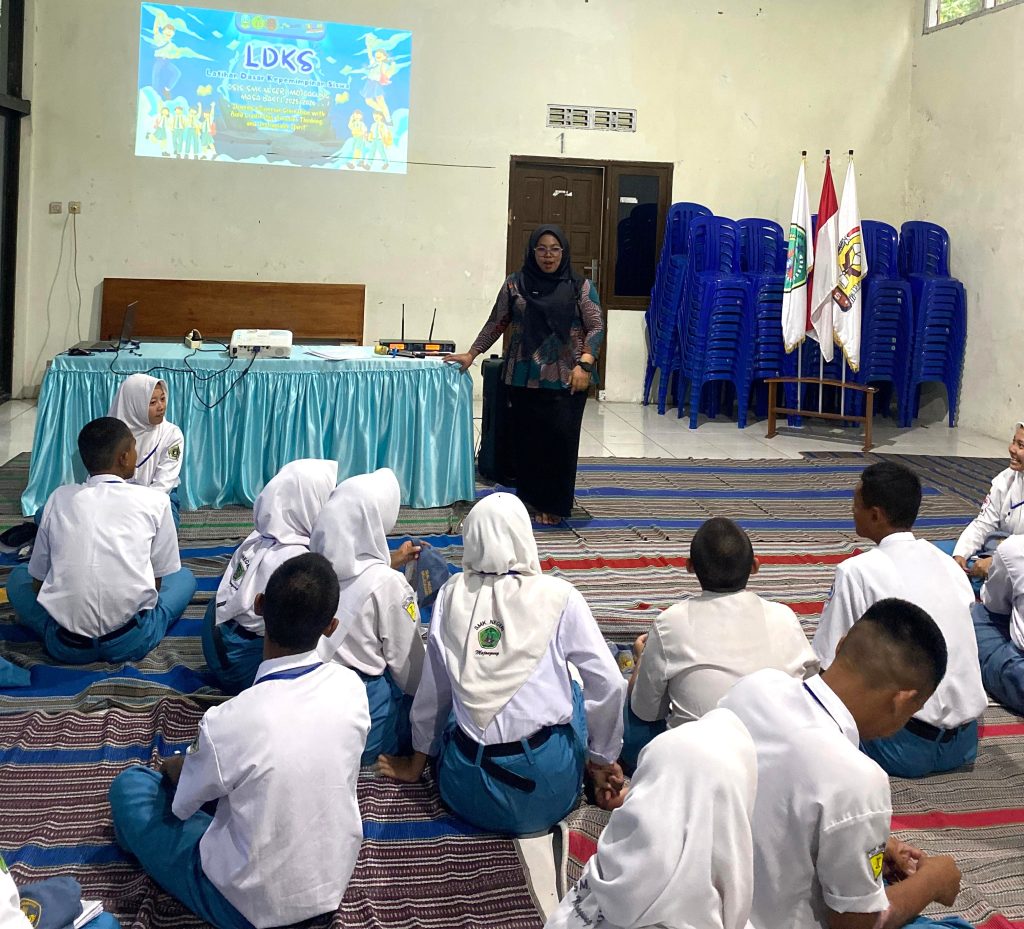 Para Peserta LDKS 2025 Menyimak Pemaparan Materi dari Guru Pendamping