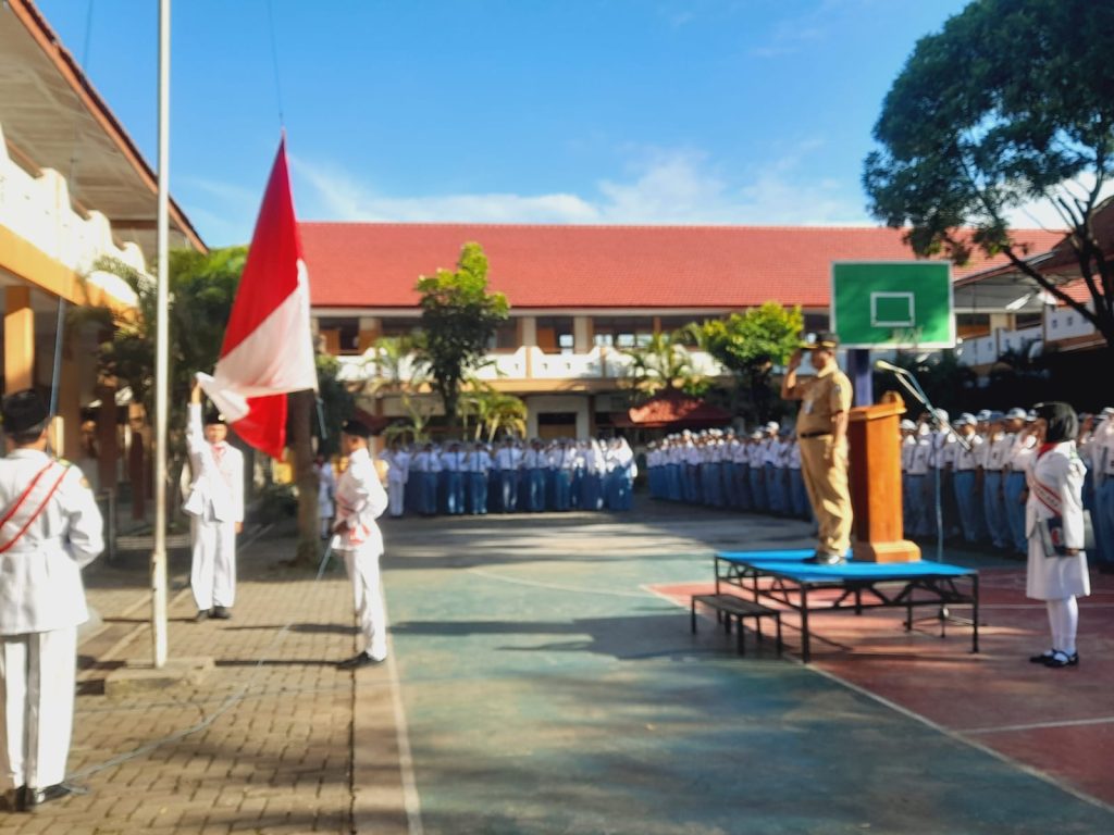 Upacara Bendera dipimpin oleh Camat Mojoagung