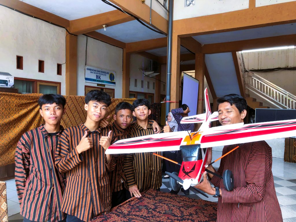 Beberapa Siswa Menunjukkan Miniatur Pesawat Aeromodelling
