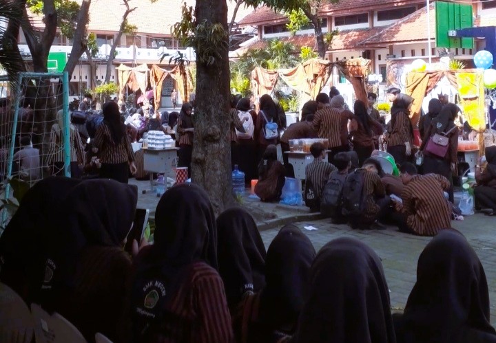 Tampak beberapa murid mengunjungi stan kuliner kelas XI