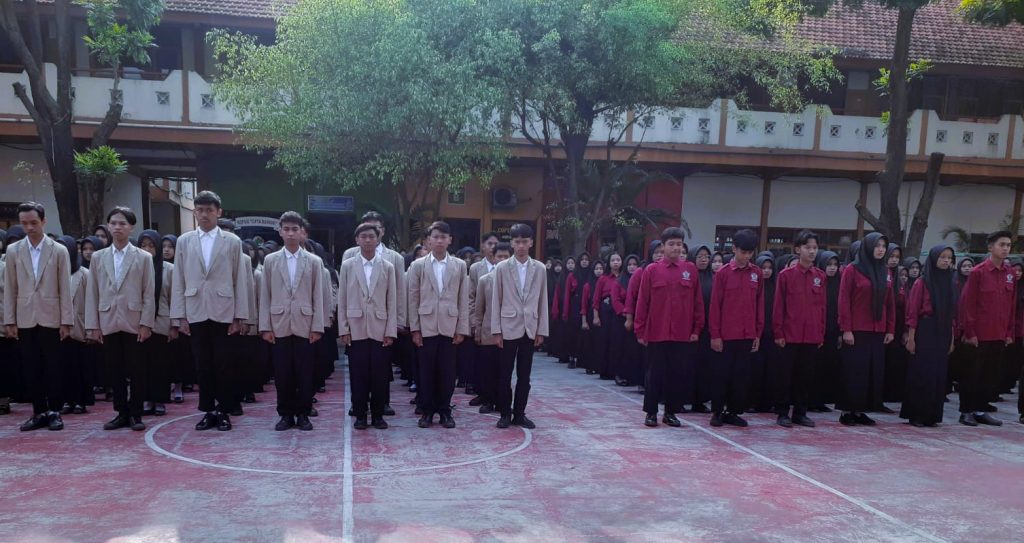 Tampak Murid kelas XI MPLB & AKL mengikuti Apel Pelepasan PKL
