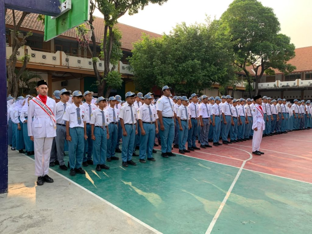 Suasana Upacara HUT KE-81 Provinsi Jawa Timur di SMKN Mojoagung